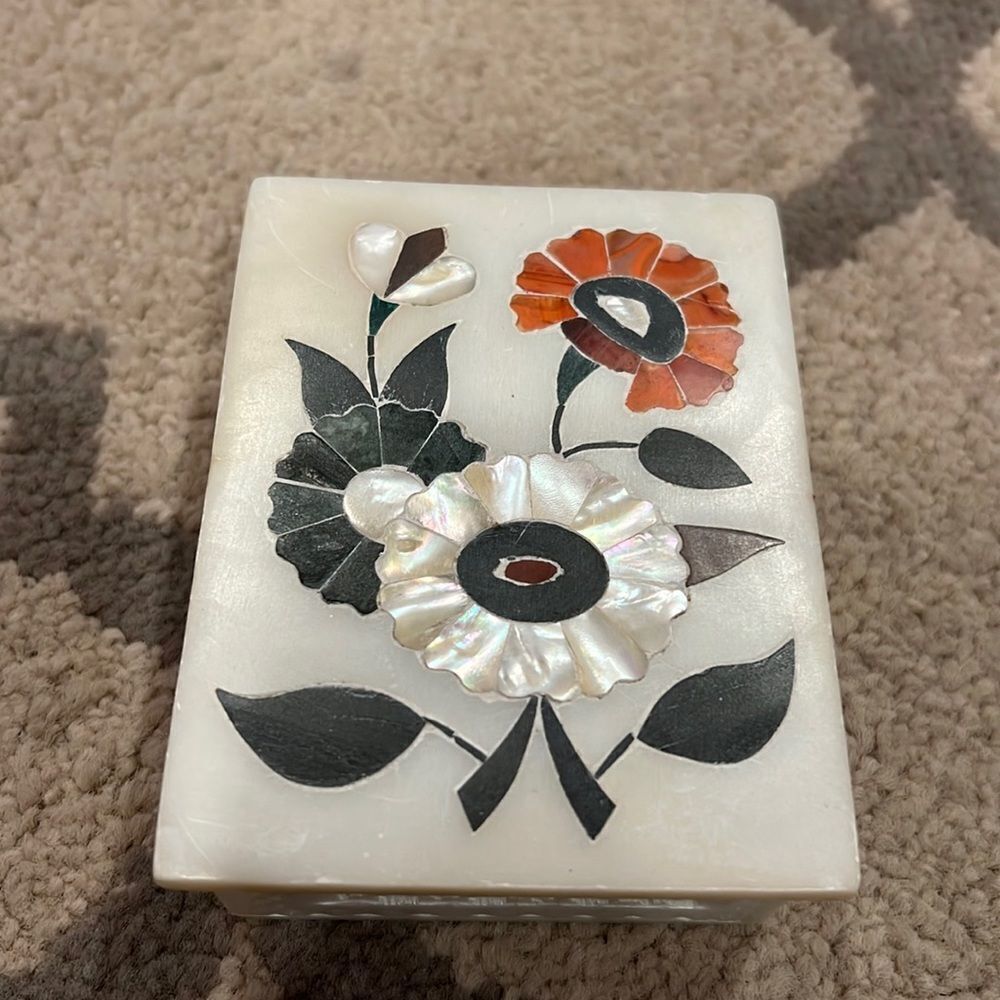 rare Indian box in white marble and semi-precious stones decorated with flowers